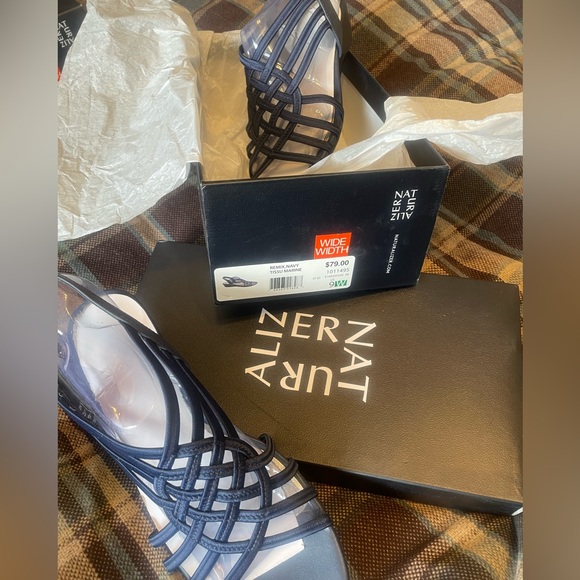 NEW in Box - NATURALIZER “Remix” Sandals - 9W Navy - Picture 4 of 4